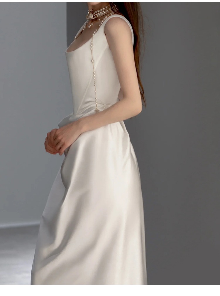 Simple low-cut floor-length gown evening dress