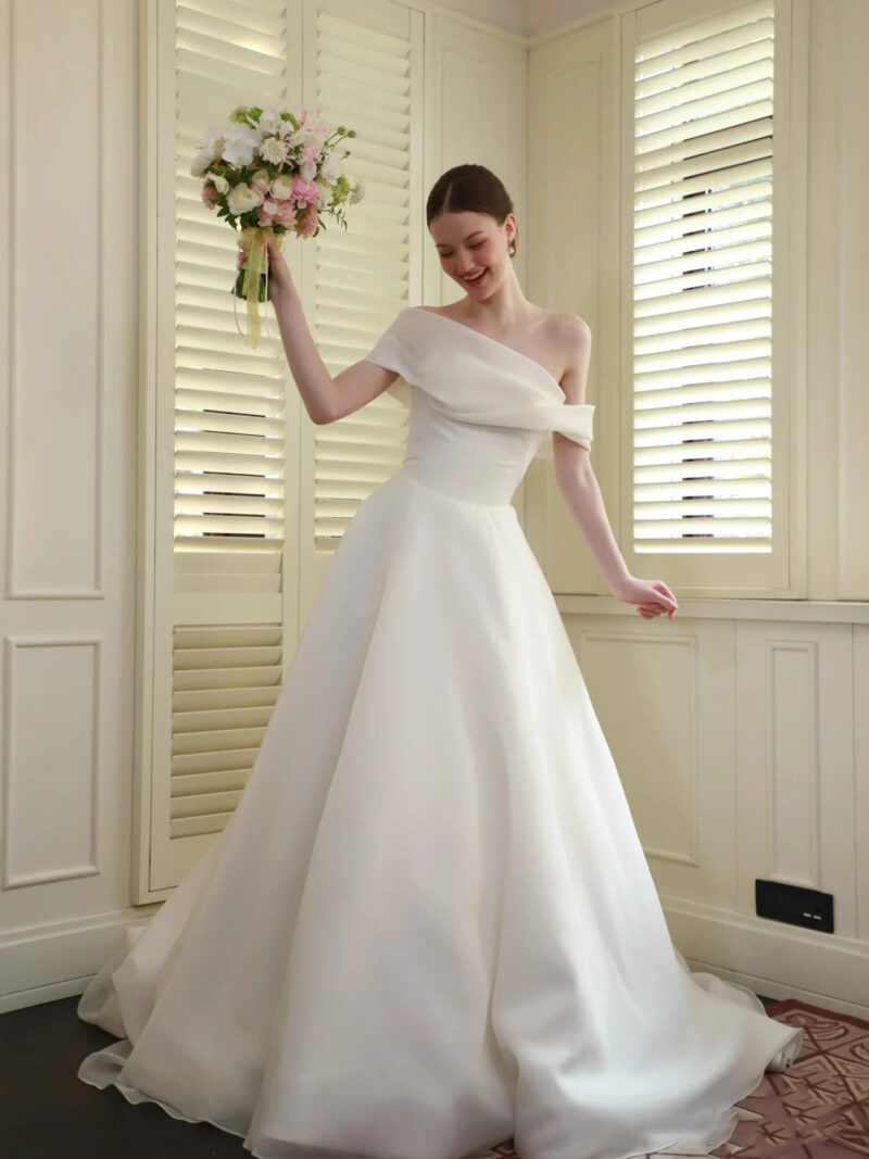 French-style off-the-shoulder wedding dress--(Custom-made item; non-returnable/non-exchangeable)