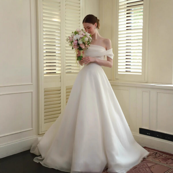 French-style off-the-shoulder wedding dress--(Custom-made item; non-returnable/non-exchangeable)