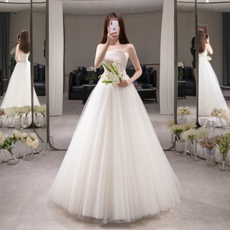 Minimalist strapless tulle wedding dress