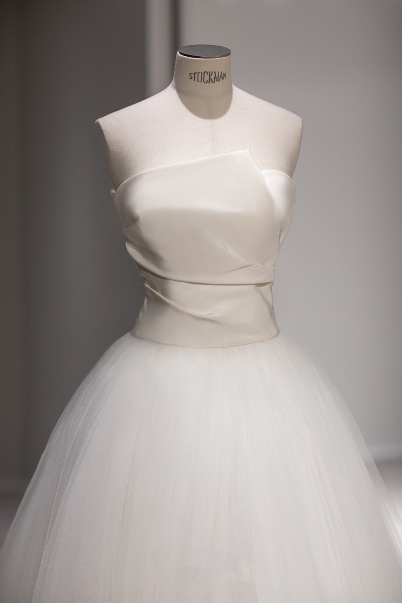 Minimalist strapless tulle wedding dress