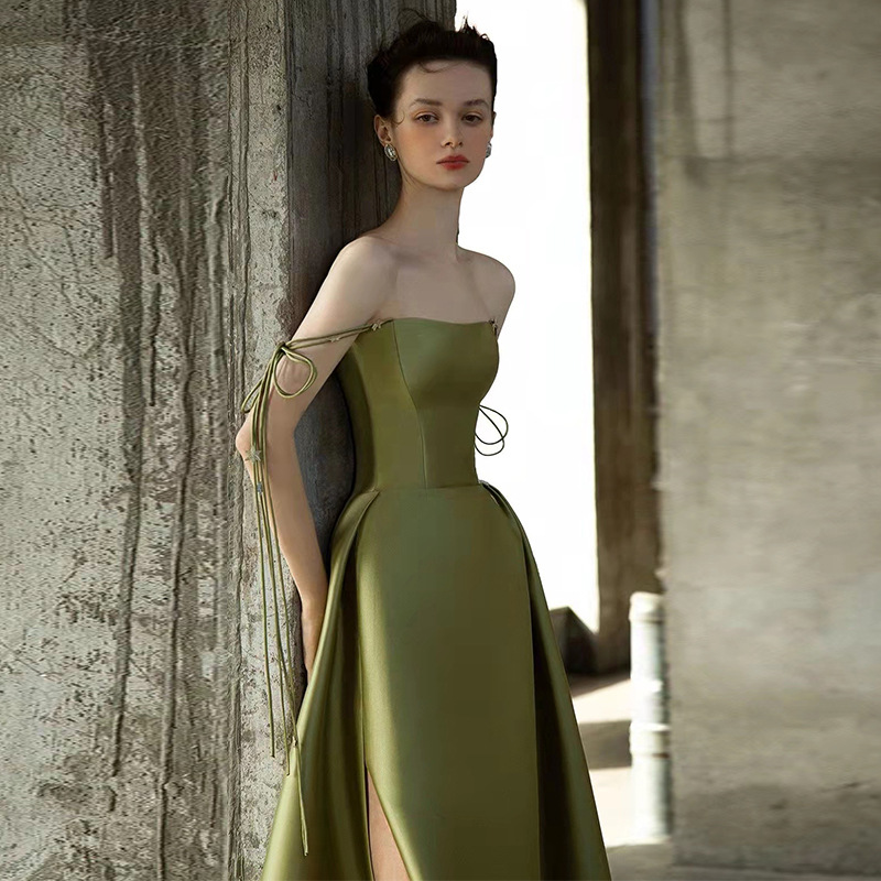 Minimalist strapless satin gown ......
