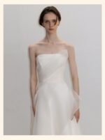 Minimalist French-style strapless wedding dress