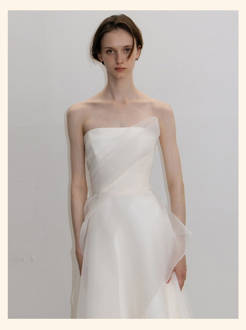 Minimalist French-style strapless wedding dress