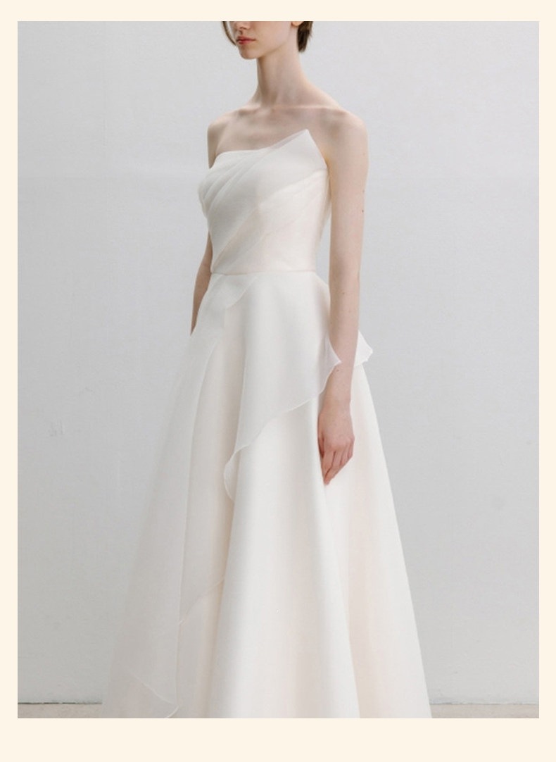 Minimalist French-style strapless wedding dress