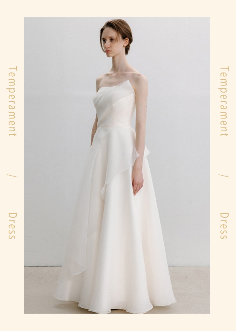 Minimalist French-style strapless wedding dress