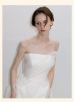 Minimalist French-style strapless wedding dress