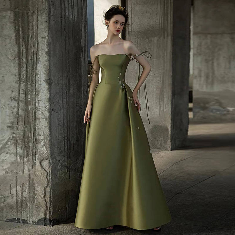 Minimalist strapless satin gown ......