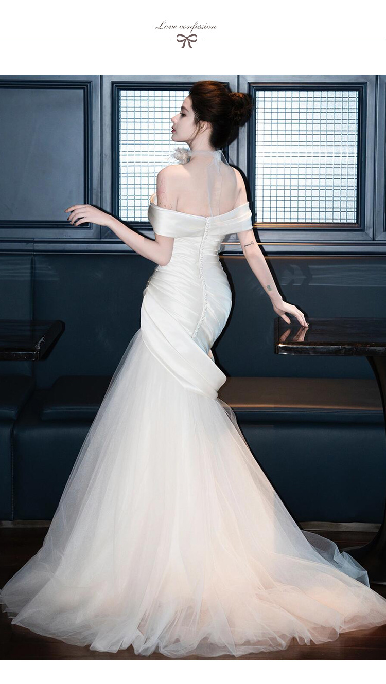 Lightweight off-the-shoulder wedding dress