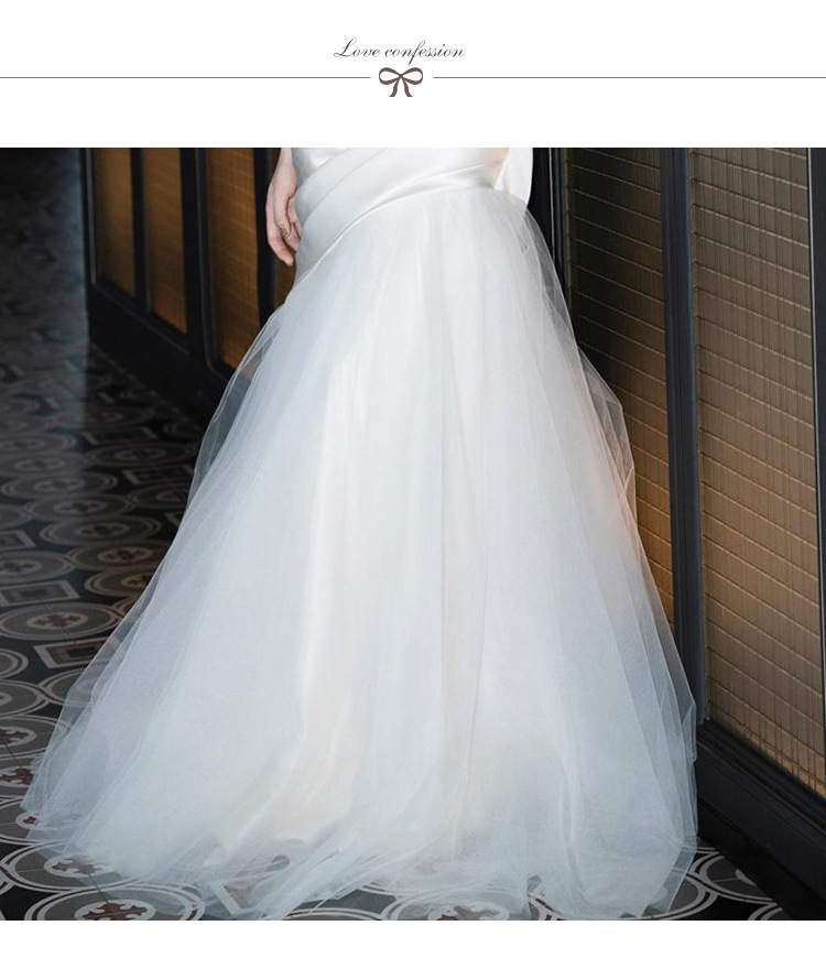 Lightweight off-the-shoulder wedding dress